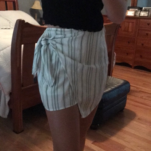 green and white wrap skirt (lined) - Picture 3 of 4